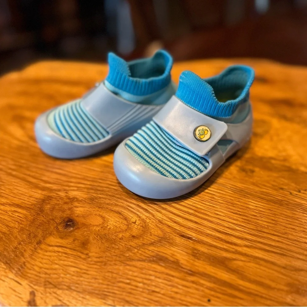 Jbirds Stand to Walk Blue Striped Kids Shoes in their size 4